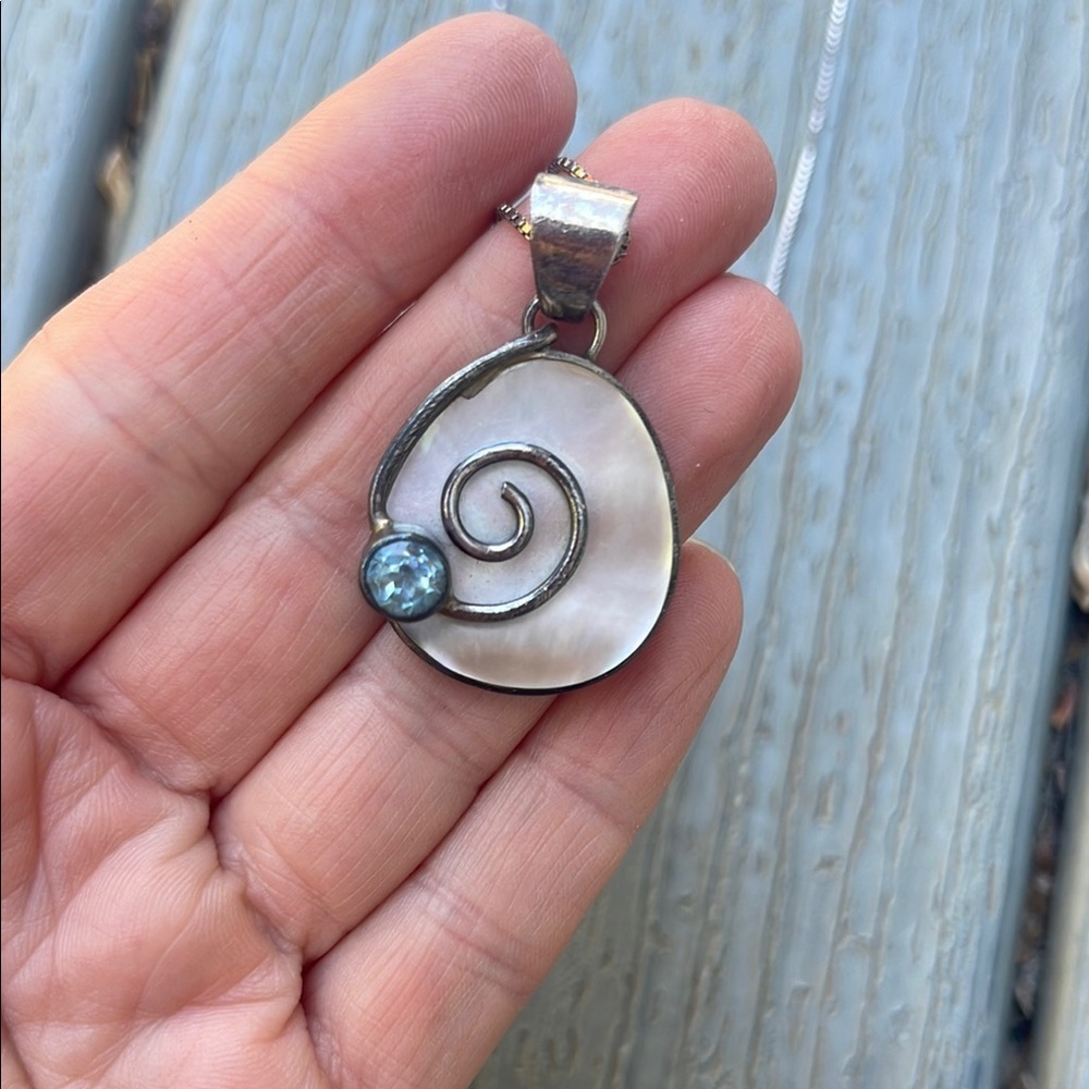 Elegant Silver Pendant Necklace - Picture 5 of 6